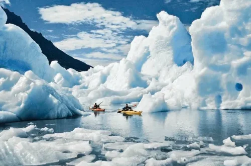 Kayak in glacial lakes