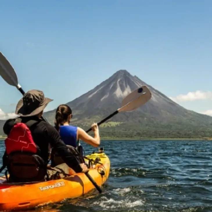 Couple canyoning